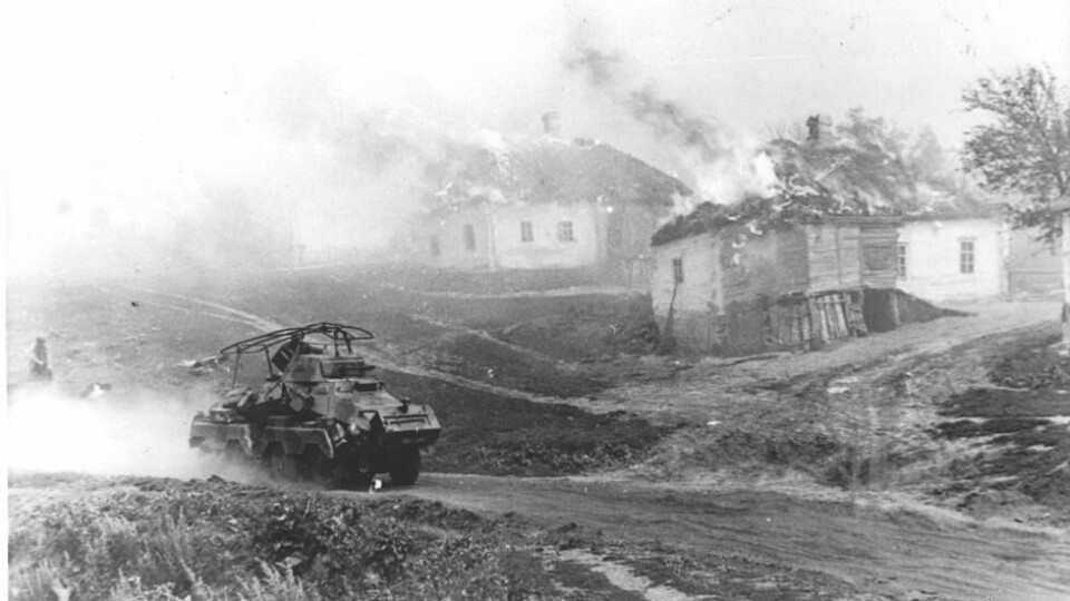 En tysk panservogn kjører gjennom en brennende landsby på østfronten 22. juli 1943. Foto: Tysk kilde / NTB En tysk panservogn kjører gjennom en brennende landsby på østfronten 22. juli 1943. Foto: Tysk kilde / NTB