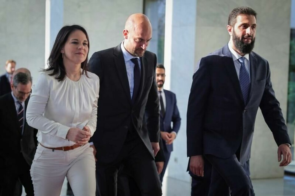 Tysklands utenriksminister Annalena Baerbock (til venstre) og hennes franske kollega Jean-Noël Barrot møtte fredag Syrias nye leder Ahmed al-Sharaa (til høyre) i Damaskus. De europeiske ministrene besøkte Syria på vegne av EU og gjorde det klart at et inkluderende syrisk samfunn er en betingelse for støtte fra EU, som ikke vil være sponsor for en islamisering av landet.