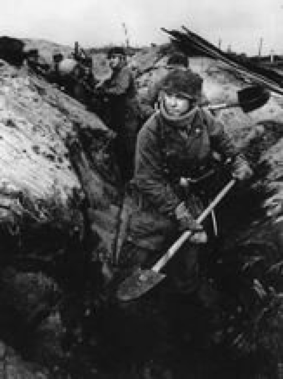 Tyske fallskjermsoldater gravde skyttergraver på et ukjent sted langs den tysk-russiske fronten den 26. juli 1943. Foto: AP Photo Tyske fallskjermsoldater gravde skyttergraver på et ukjent sted langs den tysk-russiske fronten den 26. juli 1943. Foto: AP Photo