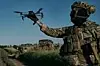 En ukrainsk soldat slipper ut en drone nær Bakhmut i Øst-Ukraina. Foto: Libkos / AP / NTB