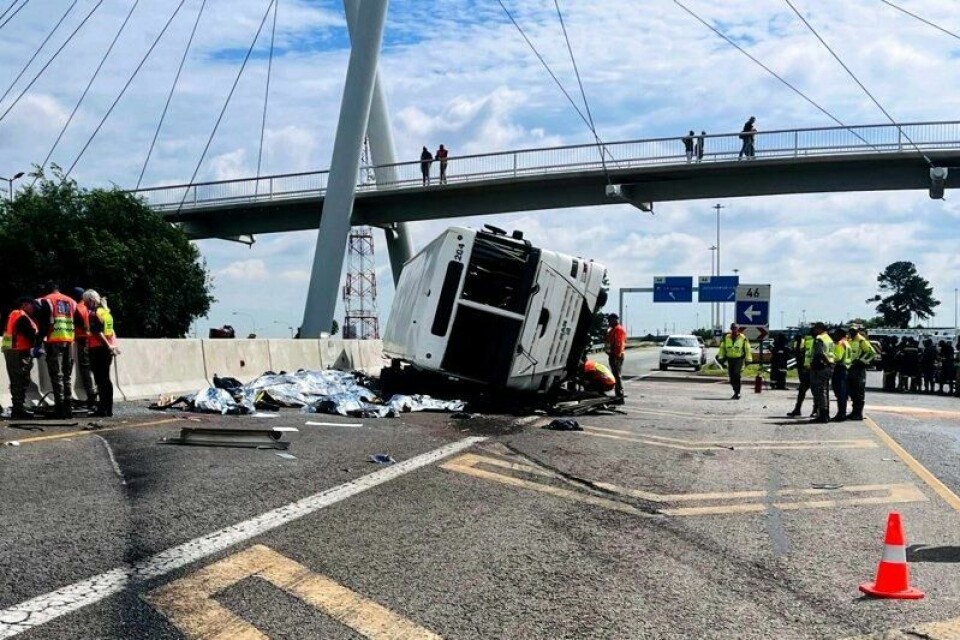 Minst tolv mistet livet da en buss veltet på en motorvei i Johannesburg tirsdag morgen.