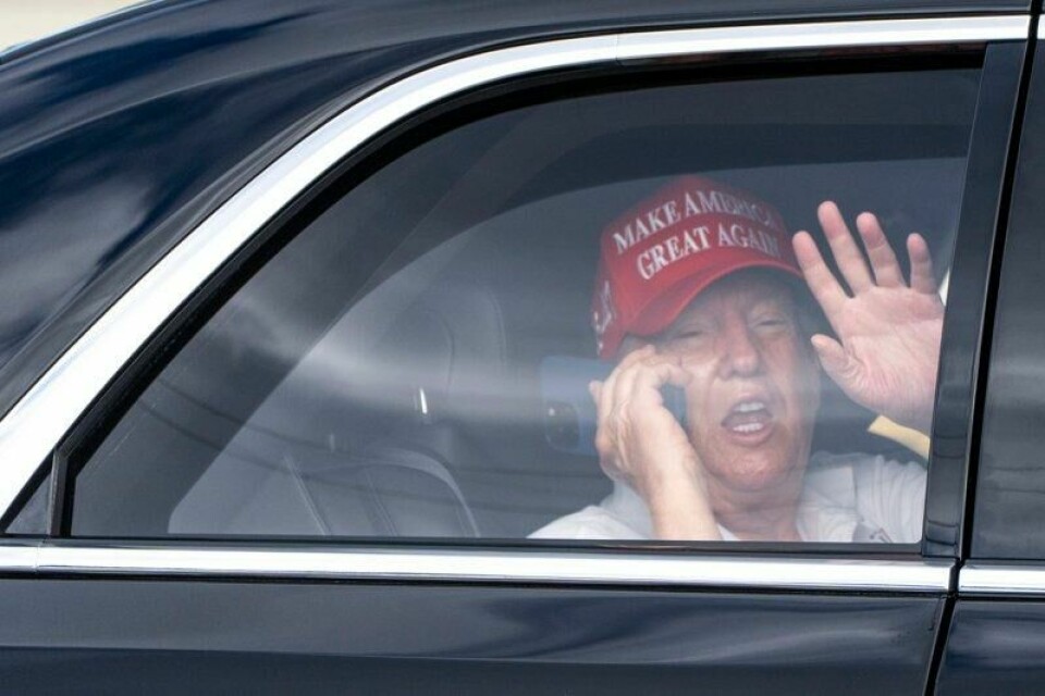President Donald Trump tok tidlig helg fredag og vinker her fra bilen ved ankomst på sin golfklubb i West Palm Beach i Florida.