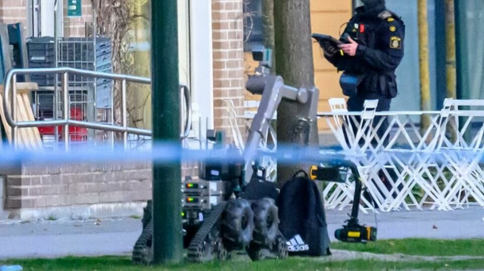 Politi og bombeteknikere med bomberobot til stede på Einar Hansens Esplanad i Västra Hamnen i Malmö etter en alarm om en mistenkt farlig gjenstand fredag kveld.