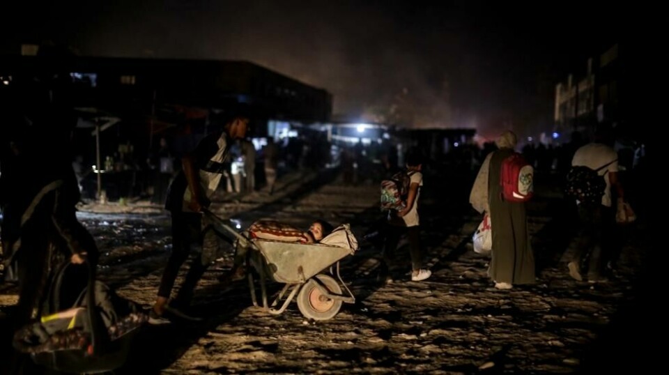 Palestinere som er blitt fordrevet av de israelske angrepene mot Gazastripen, forlater Khan Younis etter en israelsk evakueringsordre. Foto: Jehad Alshrafi / AP / NTB