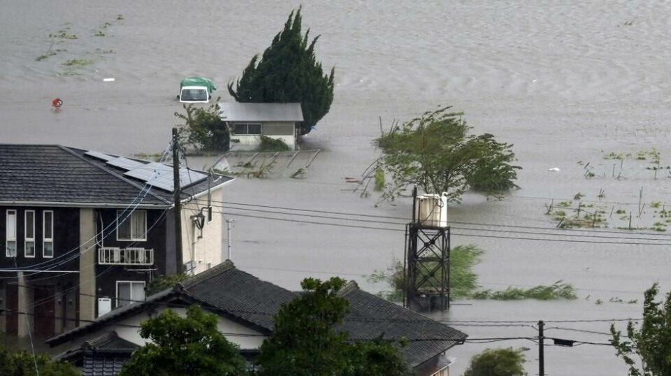 Tyfonen Shanshan herjer i Japan. Det er ikke ventet at uværet vil avta før mandag. Foto: Kyodo News / AP / NTB