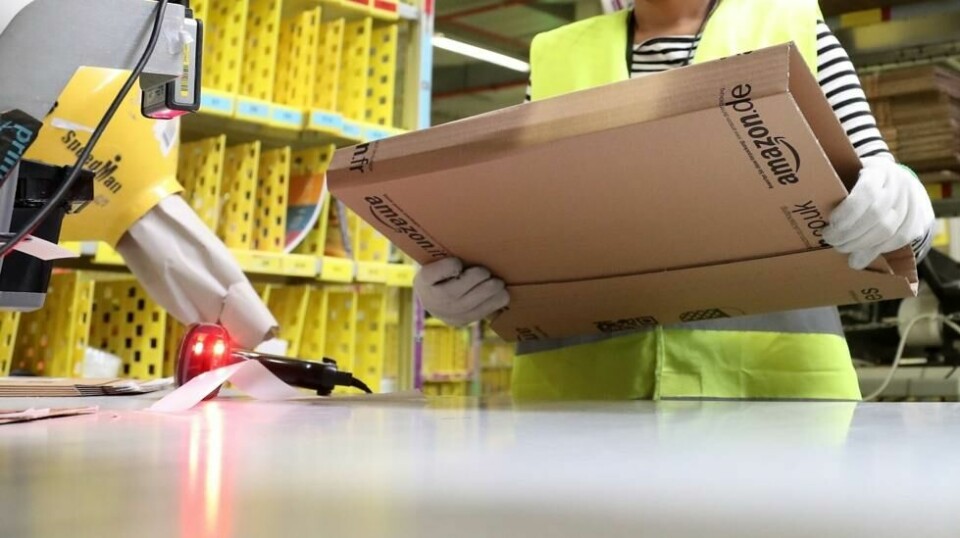 Kunstig intelligens er på full fart inn i arbeidslivet og vil endre måten vi jobber på. Amazon har for eksempel tatt patent på et armbånd som virbrerer hvis ansatte ikke jobber optimalt.