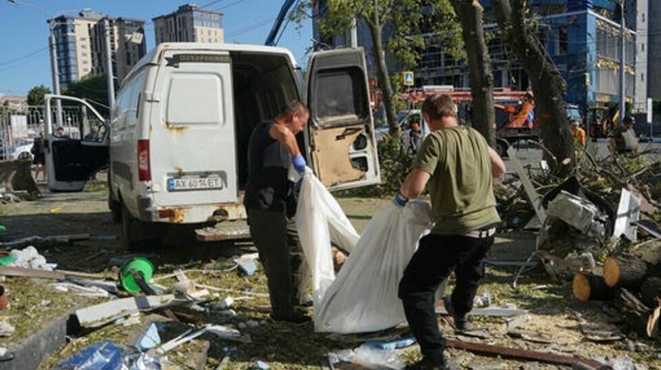 Lokale redningsarbeidere bærer et lik ut av boligområde i Kharkiv der en russisk flybombe slo ned og ødela en boligblokk lørdag. Søndag rettet Russland nye angrep mot sivile mål i området, ifølge den lokale guvernøren. En 73 år gammel mann skal ha blitt drept. Foto: Andrii Marienko / AP / NTB