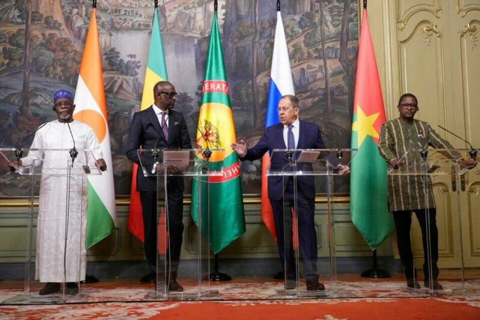 F.v.: Nigers utenriksminister Bakary Yaou Sangare, Malis utenriksminister Abdoulaye Diop, Russlands utenriksminister Sergej lavrov og Burkina Fasos utenriksminister Karamoko Jean Marie Traore på en felles pressekonferanse i Moskva torsdag.