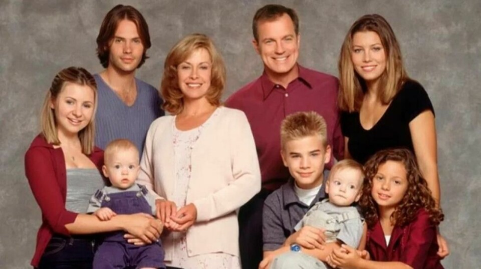 Familien Camden samlet på ett fat, med tvillingene Brino i rollens som familiens yngste medlemmer. Foto: The WB/The CW