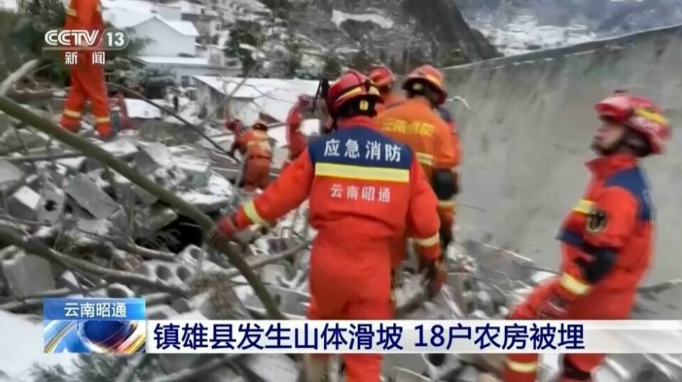 Et bilde klippet fra en video av rasområdet i Yunnan-provinsen. Rundt 50 mennesker ble begravd etter at raset ødela en rekke hus. Foto: CCTV via AP / NTB