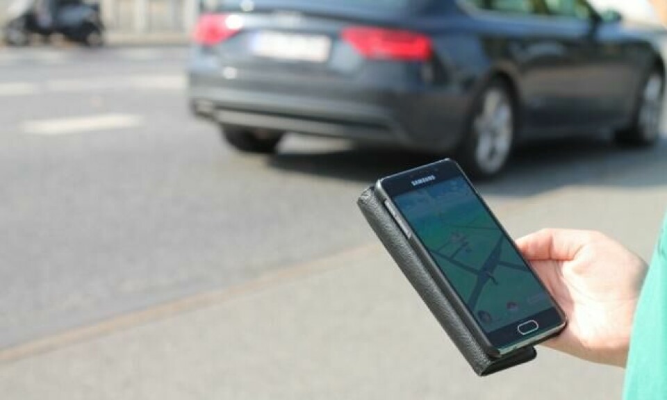 Det er lett å la seg distrahere av smarttelefonen når man er ute og går. Men det kan fort straffe seg å gå med blikket ned i trafikken. Foto: Colourbox.com Det er lett å la seg distrahere av smarttelefonen når man er ute og går. Men det kan fort straffe seg å gå med blikket ned i trafikken. Foto: Colourbox.com