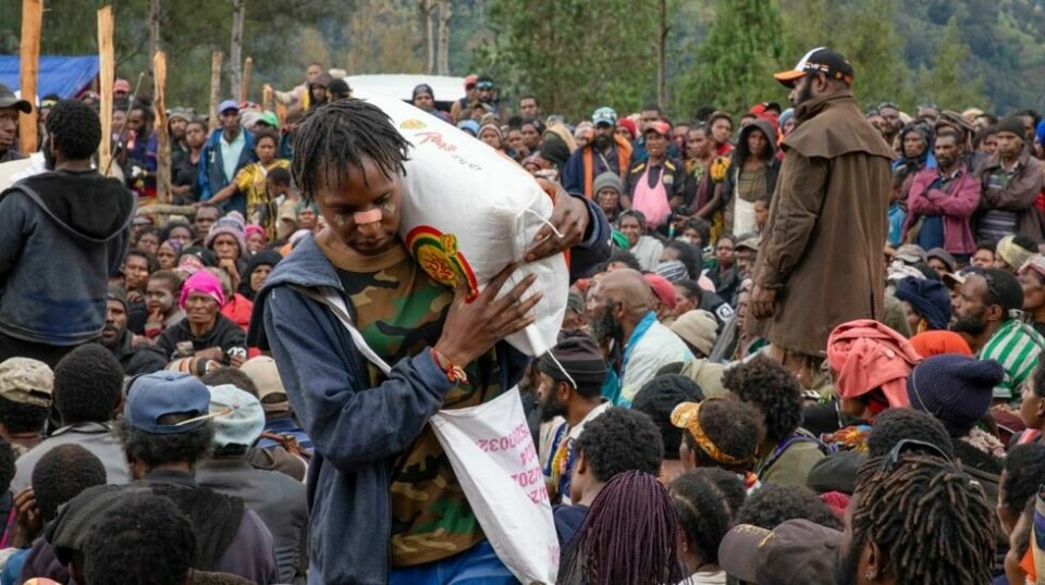 Lokale landsbyboere bærer med seg matrasjoner på en oppsamlingsplass for hjemløse etter jordskredet. Nå blir letearbeidet innstilt på grunn av farlige forhold. Foto: UNDP Papua New Guinea via AP / NTB