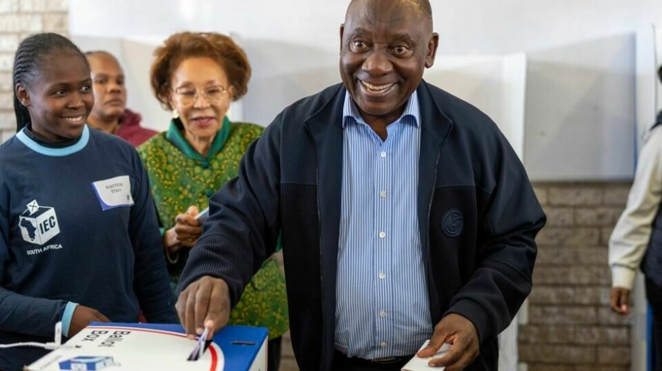 President Cyril Ramaphosa avgir sin stemme i det sørafrikanske valget. Hans parti ANC ligger an til å miste flertallet i nasjonalforsamlingen for første gang på 30 år. Foto: Jerome Delay / AP / NTB
