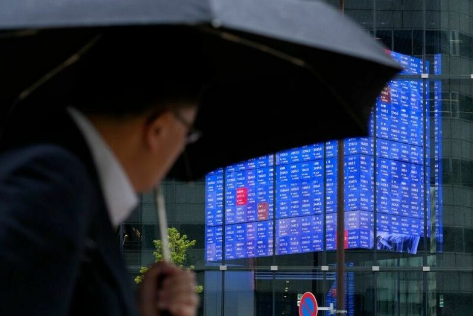 En tavle med aksjekurser i Tokyo torsdag. Fredag fortsatte den negative utviklingen.