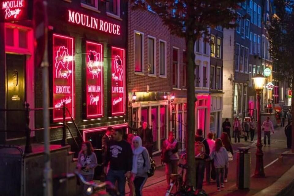 HOVEDGATEN: Warmoesstraat er gjerne første møte med Amsterdam om du kommer til byen med tog fra flyplassen. HOVEDGATEN: Warmoesstraat er gjerne første møte med Amsterdam om du kommer til byen med tog fra flyplassen.