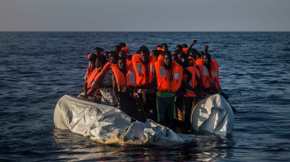 BÅTFLYKTNINGER: Det jobbes nå med forslag om at flyktninger og migranter som våger livet på å krysse Middelhavet fra Afrika, skal sendes tilbake. Bildet er tatt 10. september av noen av dem, på en delvis punktert gummiflåte nord for Libya.