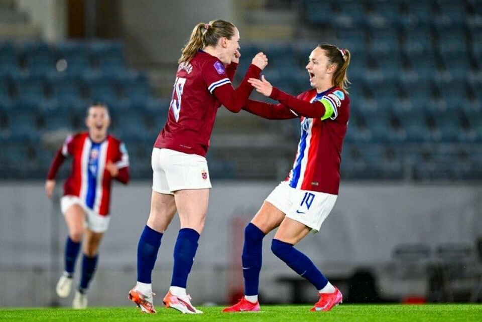 Norges målscorere Caroline Graham Hansen (til h.) og Elisabeth Terland feirer sammen i nasjonsligaseieren over Sveits.