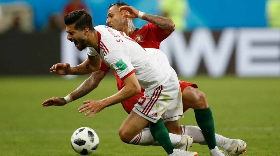 Irans Saeid Ezatolahi skal være dopingtatt under fotball-VM. Her i duell med Portugals Ricardo Quaresma i en kamp i gruppespillet. Foto: Francisco Seco / AP / NTB scanpix