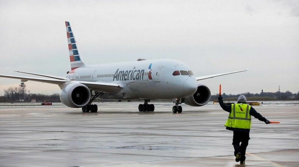 Et American Airlines-fly måtte nødlande etter at en passasjer gikk til angrep på en flyvertinne.