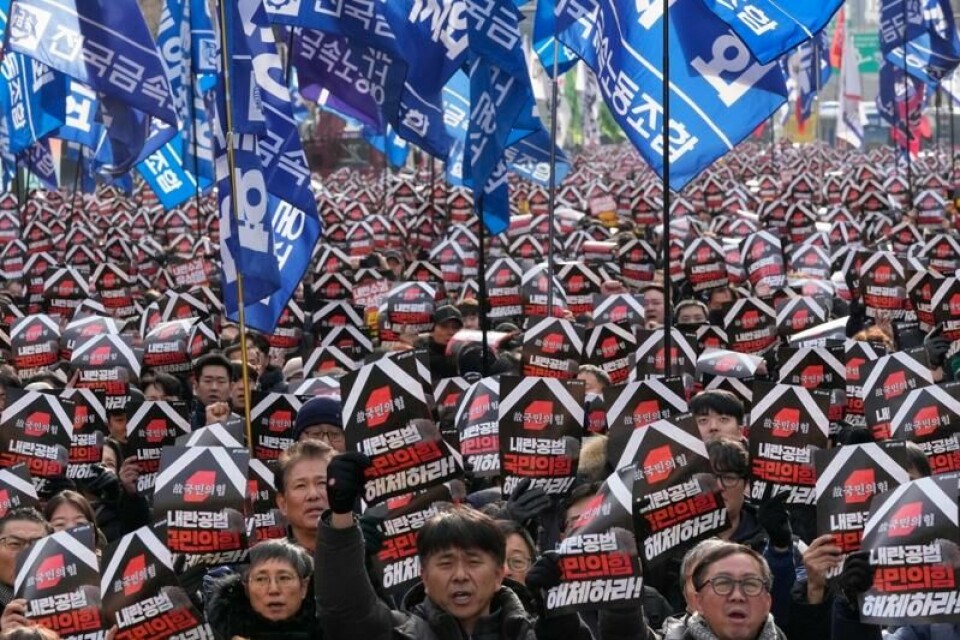 Demonstranter krever at president Yoon Suk-yeol stilles for riksrett. De krever også at det konservative regjeringspartiet blir oppløst. Bildet er tatt i Seolu torsdag.