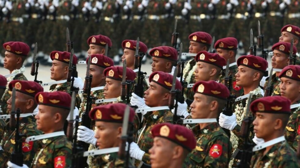 Militærjuntaen i Myanmar har nylig kunngjort allmenn verneplikt for alle i landet. FNs spesialrapportør mener det vitner om økende desperasjon. Foto: Aung Shine Oo / AP / NTB