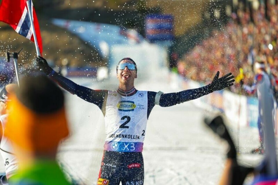 Johannes Thingnes Bø ble møtt med champagnesprut i mål.