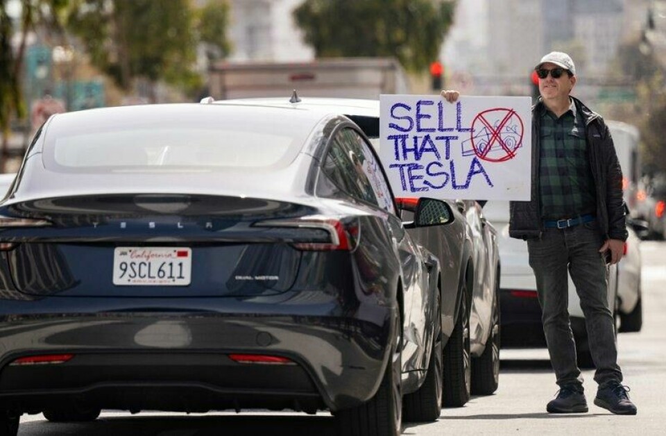 I USA har det vært kraftige proteser mot Tesla og Elon Musk. Europeiske forbrukere har begynt å velge andre bilmerker.