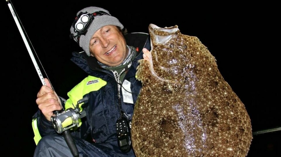Asgeir Alvestad fra Lillesand hadde all grunn til å smile da han knuste sin egen norgesrekord med dette prakteksemplaret av en slettvar. Foto: Asgeirs Fiskeblogg