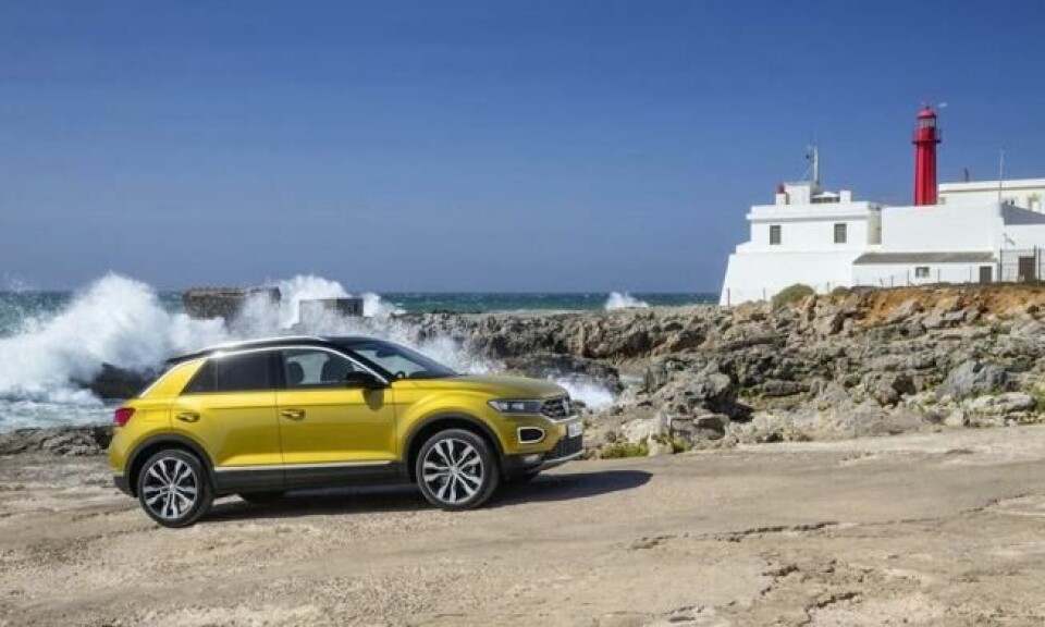 Prøvekjøringen er lagt til pittoreske Portugal, i området rundt Lisboa. Med en slik bakgrunn kan selv en skitten pappeske ta seg godt ut på bilder! T-Roc er lekker i litt sterke farger og med kontrastfarge på taket. Prøvekjøringen er lagt til pittoreske Portugal, i området rundt Lisboa. Med en slik bakgrunn kan selv en skitten pappeske ta seg godt ut på bilder! T-Roc er lekker i litt sterke farger og med kontrastfarge på taket.