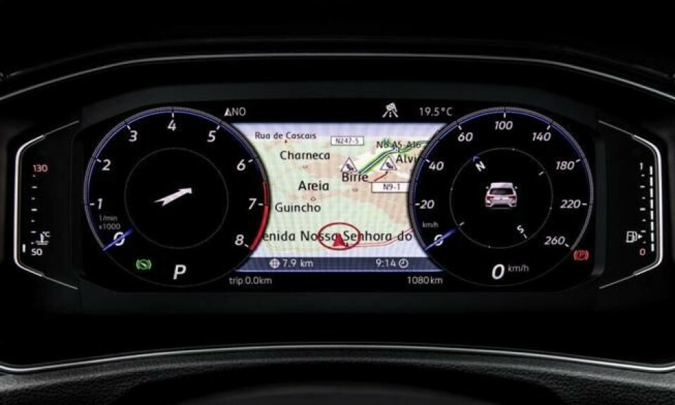 Digitale instrumenter med både speedometer og turteller. Visningen er ryddig og lett å holde kontroll på. Digitale instrumenter med både speedometer og turteller. Visningen er ryddig og lett å holde kontroll på.