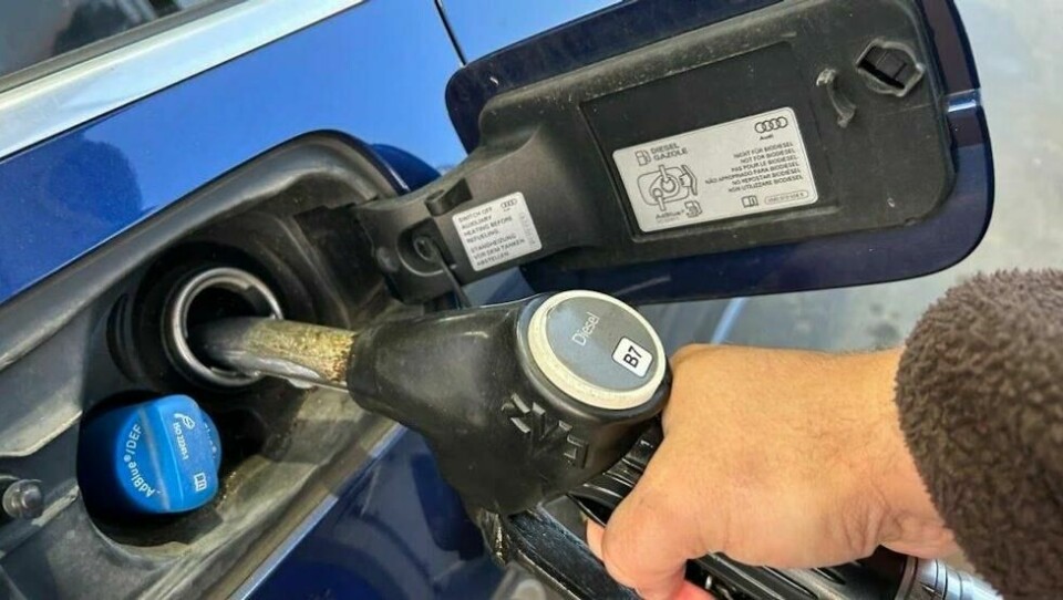 Tuten på dieselpistolen er for tykk til å få plass i bensintank-åpningen. Andre veien er det verre. Tuten på dieselpistolen er for tykk til å få plass i bensintank-åpningen. Andre veien er det verre. Foto: Broom