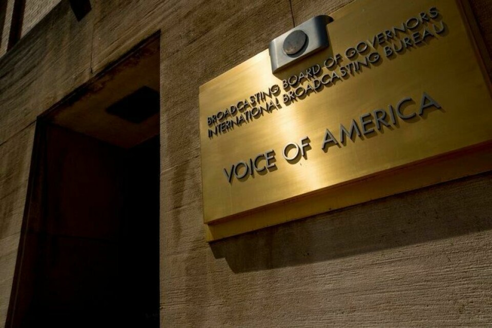 Hundrevis av ansatte i medieorganisasjonen Voice of America er blitt permittert.