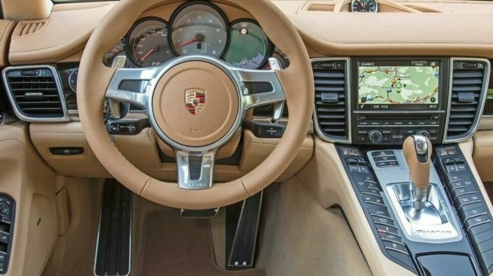 Porsche-eiere som har biler med lyst dashbord, som for eksempel dette fra en Panamera, kan gjøre krav på solbriller med en verdi opptil rundt 1.400 kroner. Det er mulig takket være et forlik bilprodusenten har gjort i forbindelse med et søksmål. Illustrasjonnsfoto