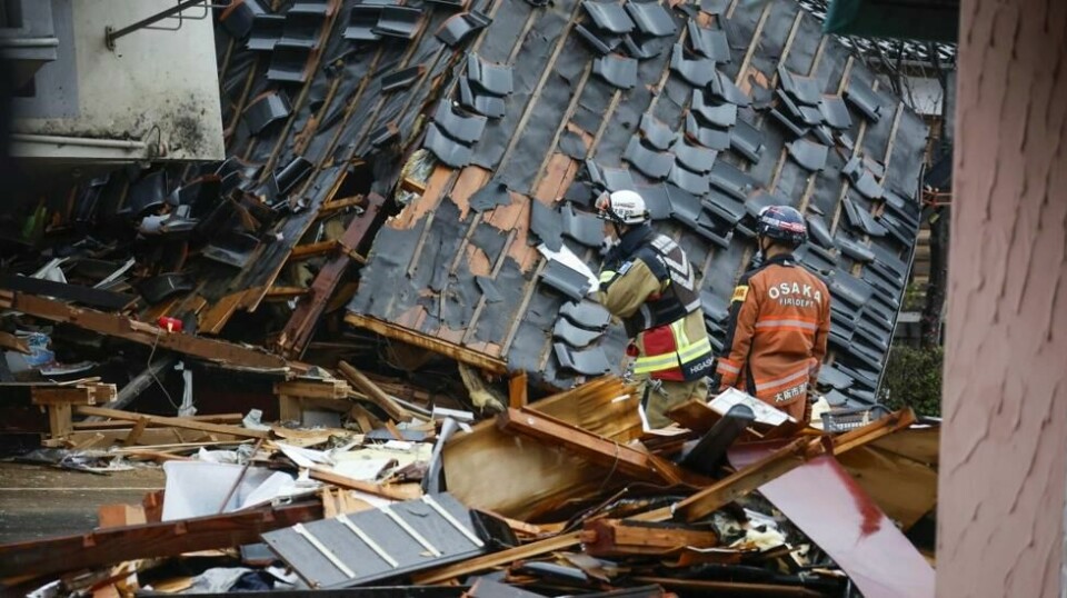 Flere hundre bygninger ble jevnet med jorden eller begynte å brenne i byer som Wajima og Suzu, der gatene er dekket av gjørme og båter har sunket. Foto: Kyodo News via AP / NTB