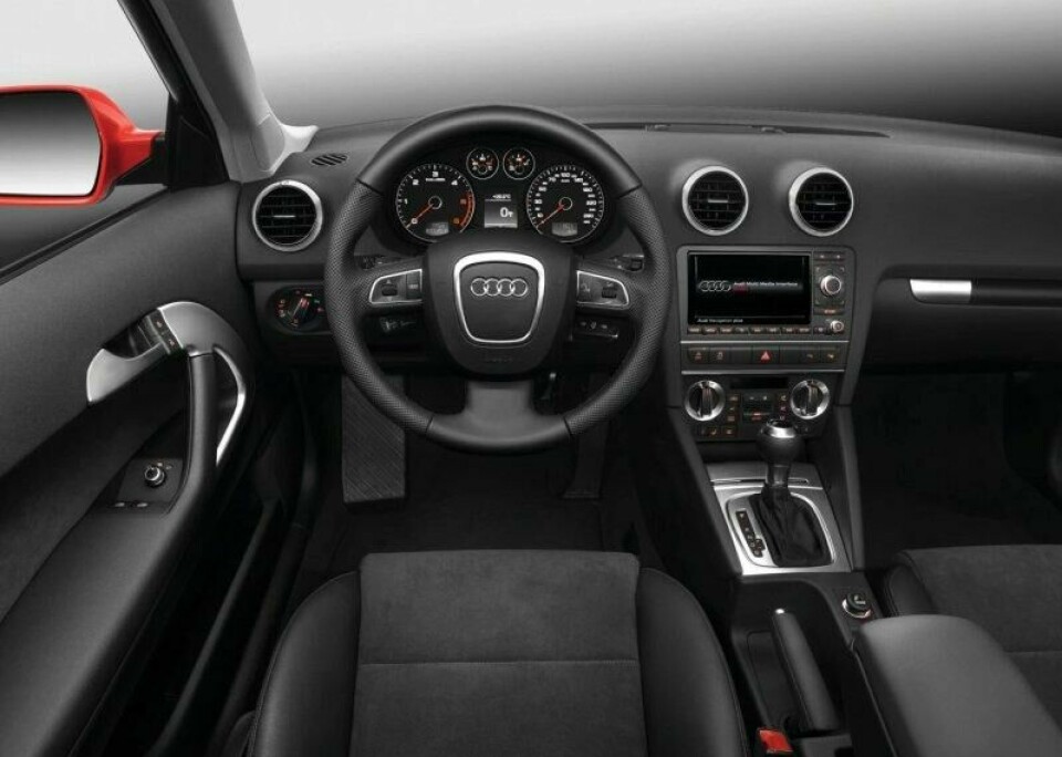 Typisk for Audi er en førerplass der det meste stemmer. Foto: Audi Typisk for Audi er en førerplass der det meste stemmer. Foto: Audi