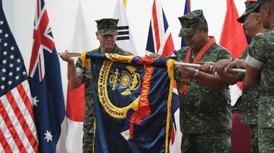 Filippinenes marinesjef Arturo Rojas, representant for US Marines, Stuart Glenn, og øvingsleder Vicente Blanco deltar i åpningsseremonien for militærøvelsen Kamandag 2024. Foto: Ted ALJIBE / AFP)
