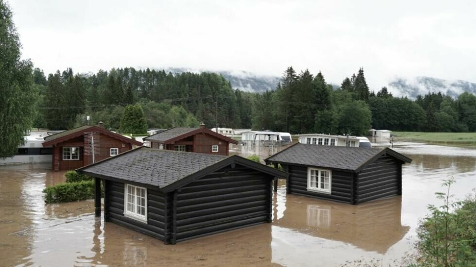Flere campingplasser sto mandag under vann i flommen i Telemark. Tirsdag er det ventet mer nedbør. Bildet er fra campingplassen Beverøya. Foto: Ole Berg-Rusten / NTB
