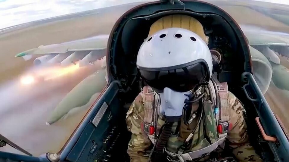 Et russisk Sukhoi Su-25 avfyrer raketter i Ukraina.