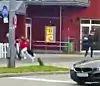SKUDD: Dette bildet viser øyeblikket gjerningsmannen løsnet skudd mot forbipasserende utenfor kjøpesenteret. Foto: Facebook / Felix Urbauer