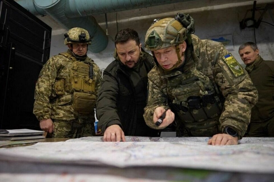 Ukrainas president Volodomyr Zelenskyj med sin nye forsvarssjef og øverste leder for landets forsvarskrig mot Russland, Oleksandr Syrskyj. Ukrainas president Volodomyr Zelenskyj med sin nye forsvarssjef og øverste leder for landets forsvarskrig mot Russland, Oleksandr Syrskyj. Foto: AFP / NTB