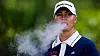 E-sigaretter er blitt mye mer vanlig og synlig, og ikke lenger sett på som et røykeavvenningstiltak. Her vaper sportslig rollemodell og golfspiller Charley Hull fra England mens hun venter på å slå ut fra hull 5 i en PGA-turnering i Washington i juni. Foto: AP / NTB