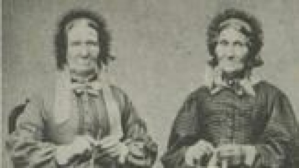 Maren Bang til venstre med Madam Gundersen. Bildet kan være tatt i Kristiansand i 1860-årene. De to var ofte gjester sammen i søndagsmiddager hos en slektning av Maren. (Foto privat. Hentet fra opptrykk fra 1993 av Husholdnings-bog) Maren Bang til venstre med Madam Gundersen. Bildet kan være tatt i Kristiansand i 1860-årene. De to var ofte gjester sammen i søndagsmiddager hos en slektning av Maren. (Foto privat. Hentet fra opptrykk fra 1993 av Husholdnings-bog)
