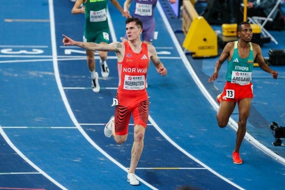 Jakob Ingebrigsten over målstreken som førstemann på 3000 meter i Nanjing. Jakob Ingebrigsten over målstreken som førstemann på 3000 meter i Nanjing. Foto: Nikola Krstic / NTB
