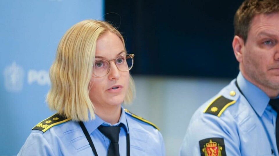 Politiadvokat Kristine Pedersen og etterforskningsleder Erling Johannessen under pressekonferansen i forbindelse med at tre personer er funnet knivstukket og døde i Salten. Foto: Per Inge-Johansen / NTB
