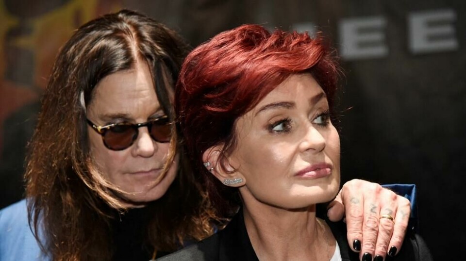 Ozzy Osbourne, til venstre, sammen med sin kone Sharon på scenen under en pressekonferanse i Los Angeles.