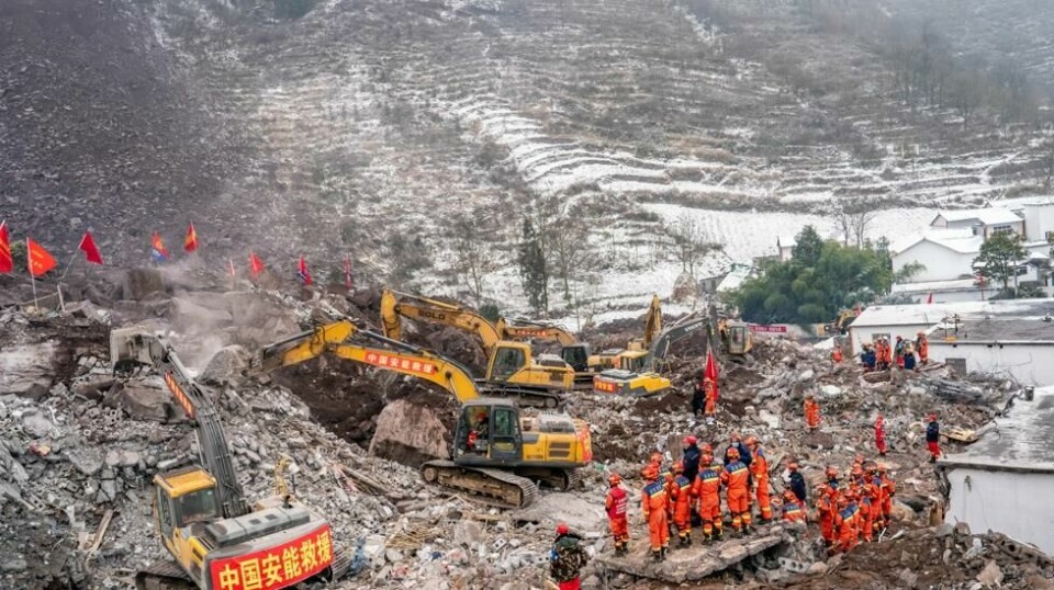 Redningsarbeidere i den skredrammede landsbyen Liangshui tirsdag. Foto: Hu Chao / Xinhua / AP / NTB