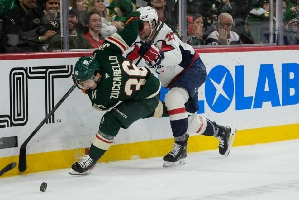 Minnesota Wilds Mats Zuccarello (til venstre) kjemper mot Brandon Duhaime fra Washington Capitals for å få kontroll over pucken i andre periode. Wild vant 4-2, men det ble verken mål eller assist på Zuccarello denne gangen.