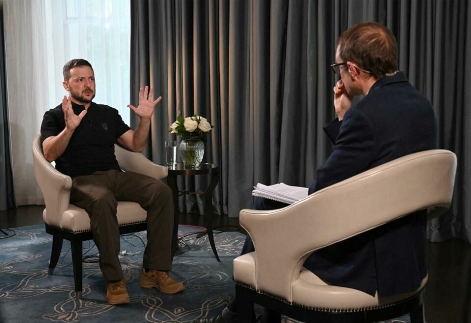 Zelenskyj møtte BBC for et sittende intervju med politisk redaktør Chris Mason 18. juli. Der diskuterte de blant annet mulige fredsforhandlinger med Russland og samarbeid med USA dersom Donald Trump blir president. Zelenskyj møtte BBC for et sittende intervju med politisk redaktør Chris Mason 18. juli. Der diskuterte de blant annet mulige fredsforhandlinger med Russland og samarbeid med USA dersom Donald Trump blir president. Foto: Jeff Overs/BBC / Reuters