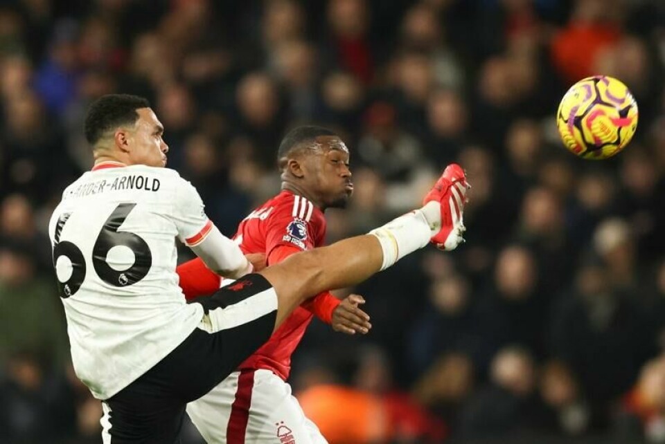 Trent Alexander-Arnold i duell med Callum Hudson-Odoi i toppkampen mellom Nottingham Forest og Liverpool.
