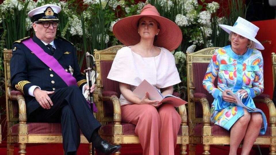 Belgias prins Laurent på et arrangement i 2023. Ved siden han sitter ektefellen prinsesse Claire og søsteren prinsesse Delphine Boël.
